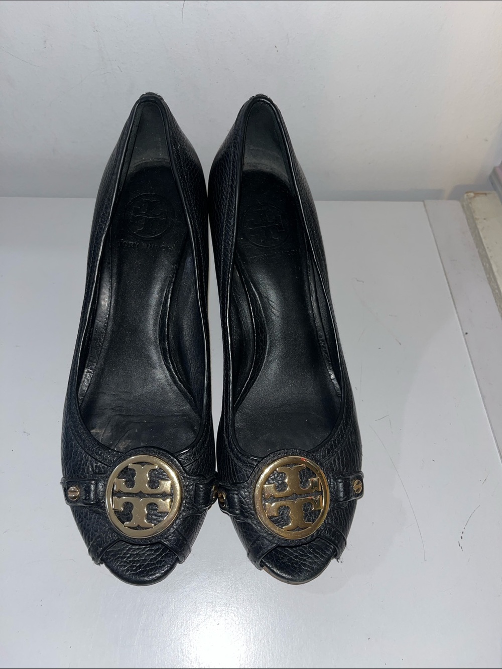 TORY BURCH LETICIA BLACK LEATHER PEEP-TOE WEDGE WITH GOLD LOGO SIZE 8